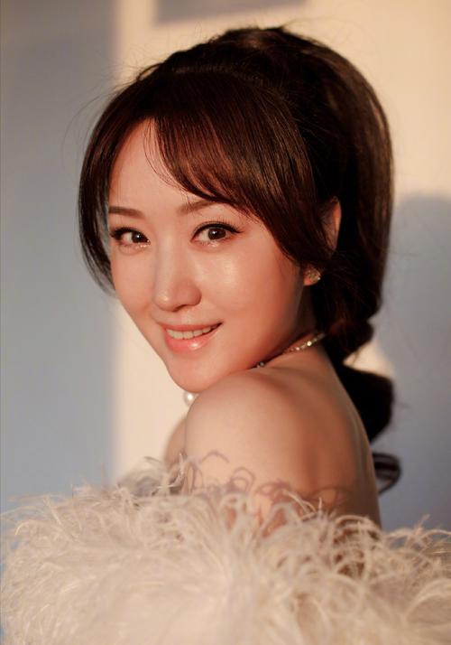 回顾杨钰莹巅峰期爱上赖文峰却葬送十年事业51岁不婚仍单身