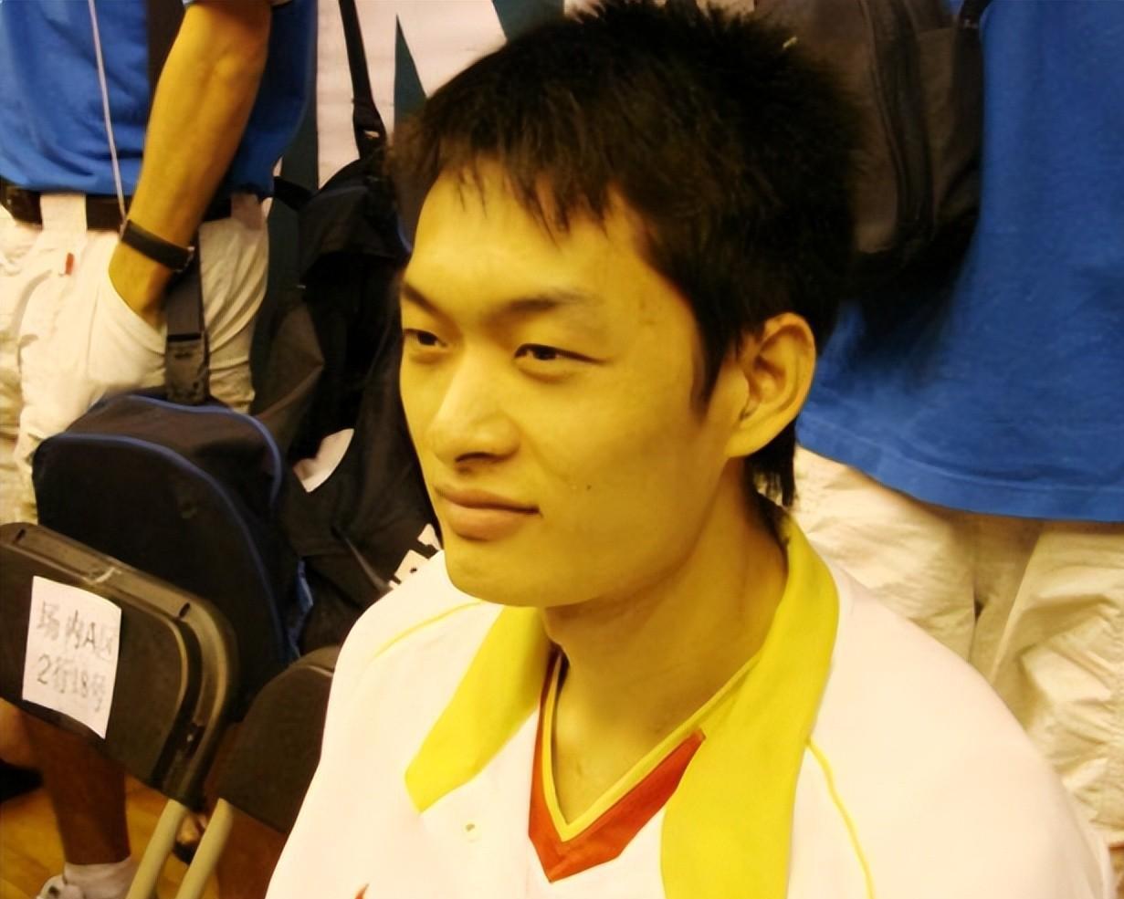 回顾陈江华曾被期待为世界级后卫因伤病遗憾退役如今怎样