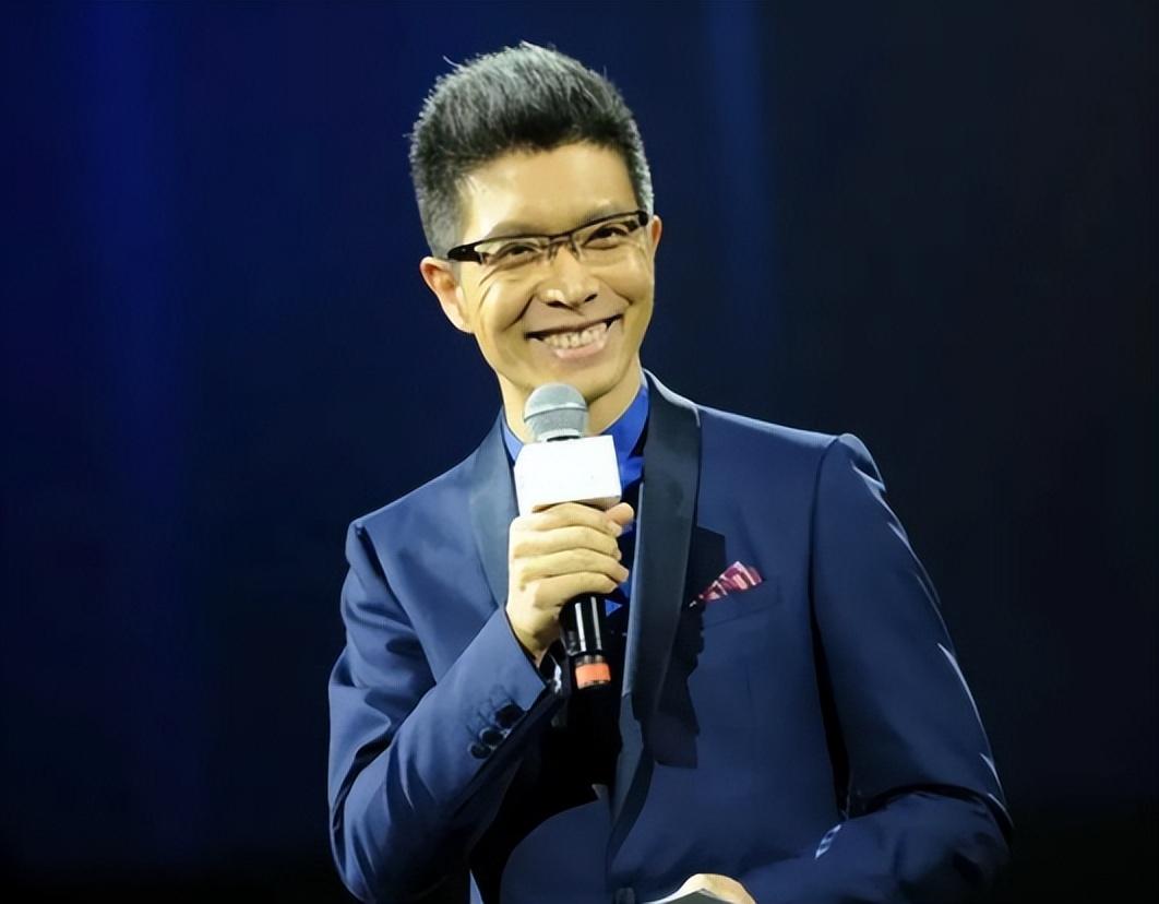 回顾央视主持朱广权43岁不结婚不生子不影响我给父母尽孝