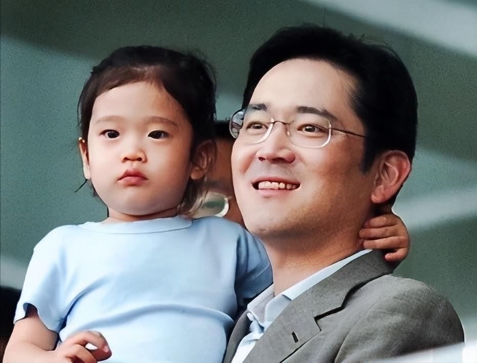 那时李在镕的一双儿女都还小,儿子李智昊9岁,女儿李元洙5岁.