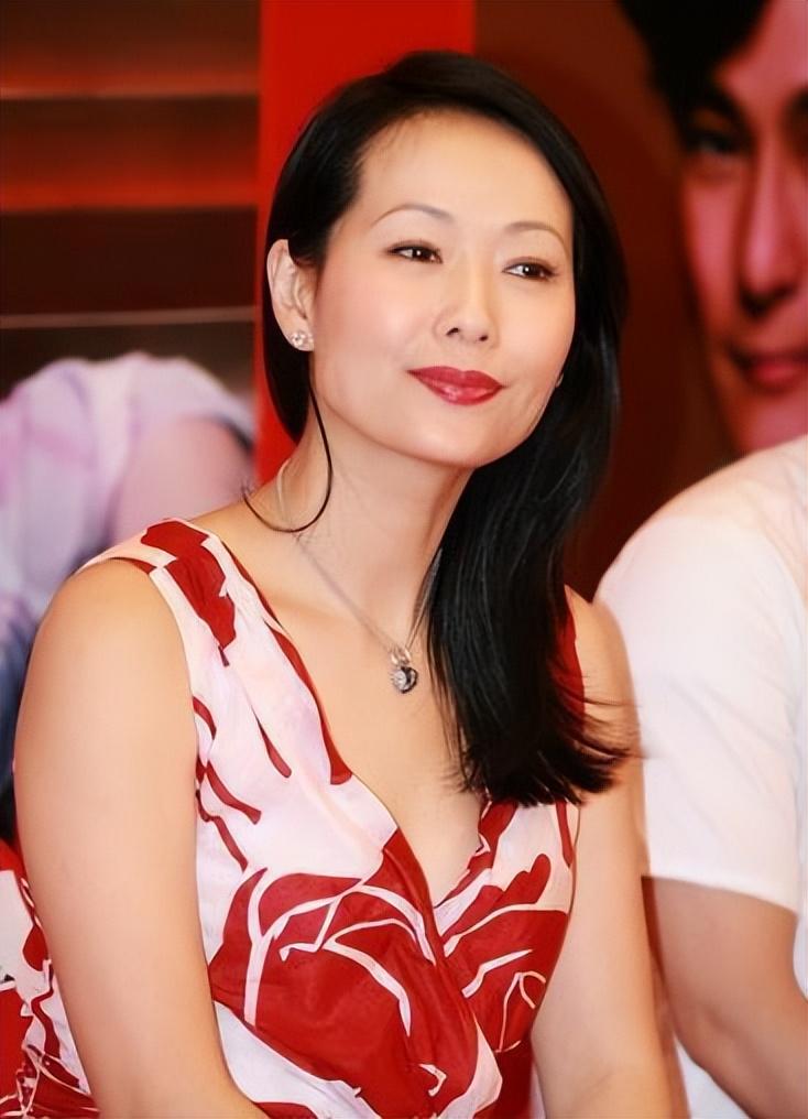 回顾叶童嫁大9岁富豪目睹丈夫梅开四度不离婚她真的幸福吗