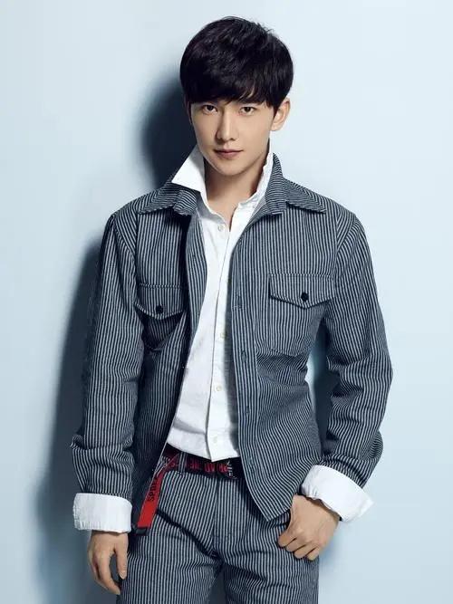 "杨洋这个娃,简直是我奶奶的小棉袄,跟在她屁股后面长大的.