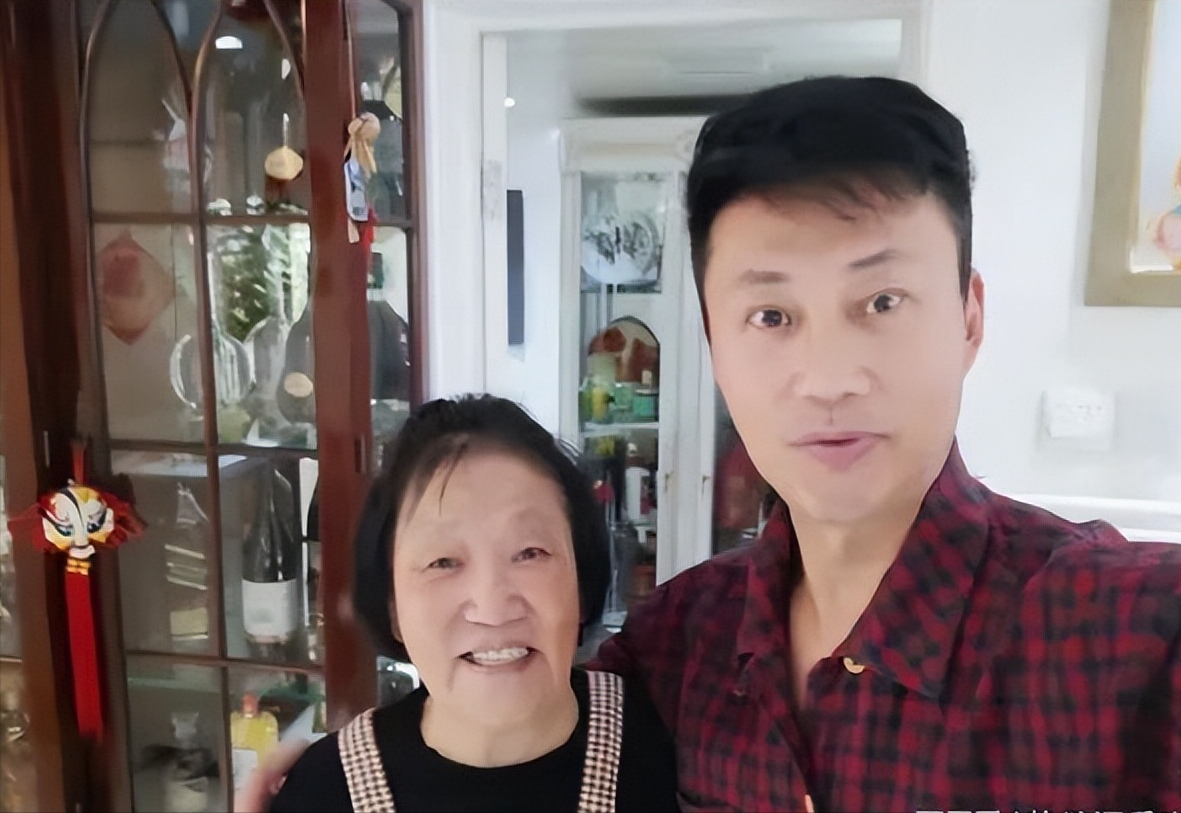 回顾耿为华被女粉丝倒追两年离婚后独自抚养女儿52岁仍然单身