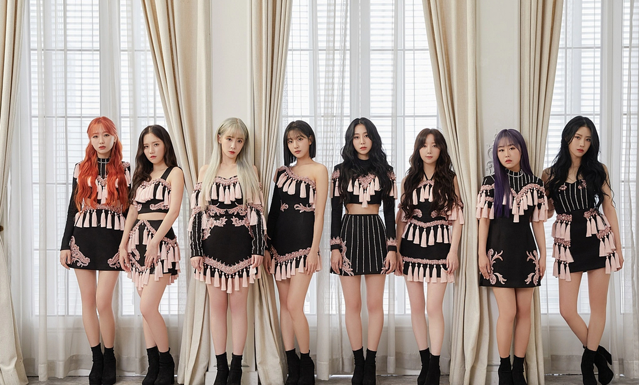 在璀璨的灯光下,韩国女团lovelyz曾经以其清新脱俗的形象和悦耳的音乐