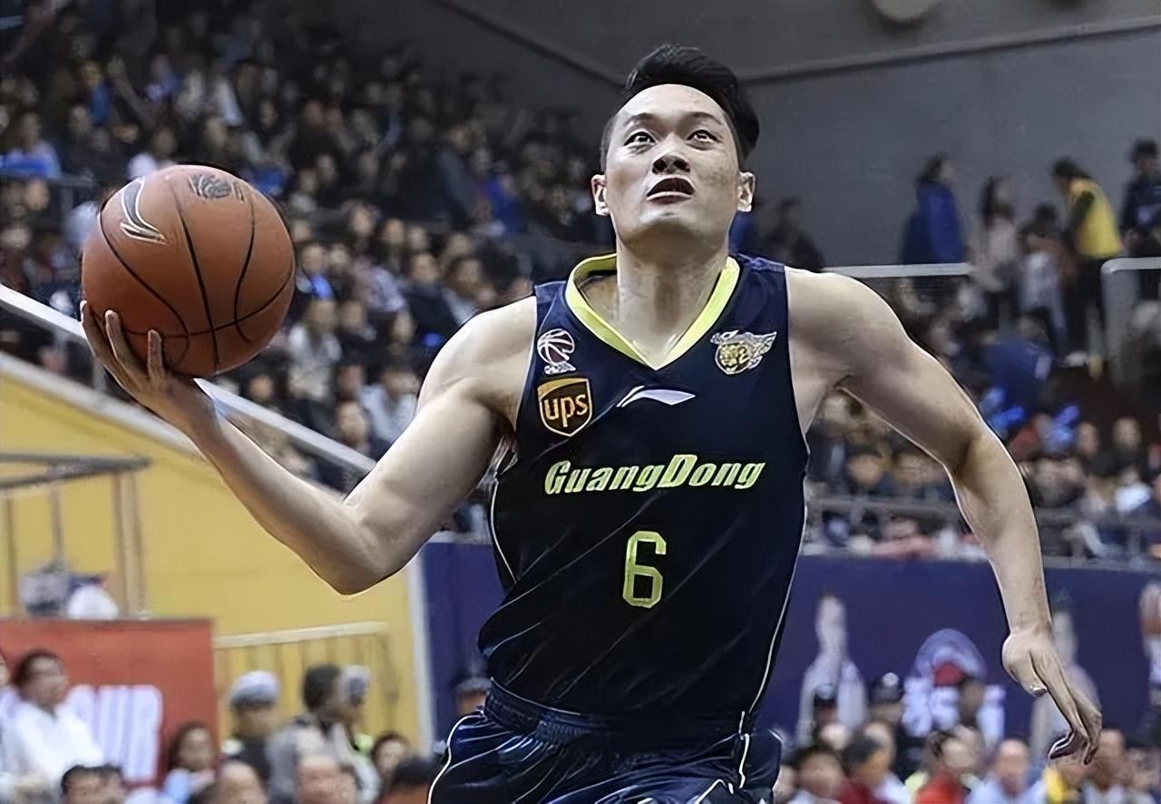 回顾陈江华曾被期待为世界级后卫因伤病遗憾退役如今怎样