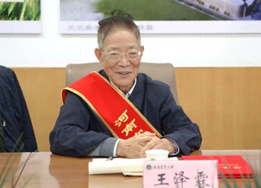 回顾河南教授偷给学校捐8208万称退休金花不完穿补丁裤挤公交