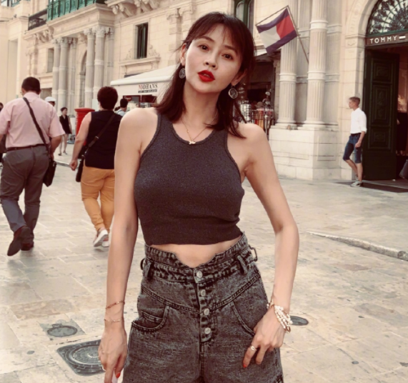 回顾于明加27岁闪婚相亲对象恩爱12年连生2女被丈夫宠成宝