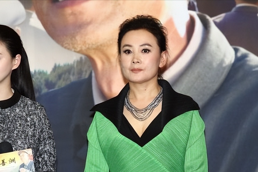 回顾影后娜仁花13岁初入影坛40岁嫁给导演宁才42岁高龄产子