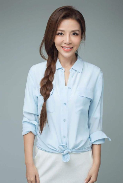 回顾央视主持朱迅嫁大8岁王志伺候瘫痪公公如今被丈夫宠成宝