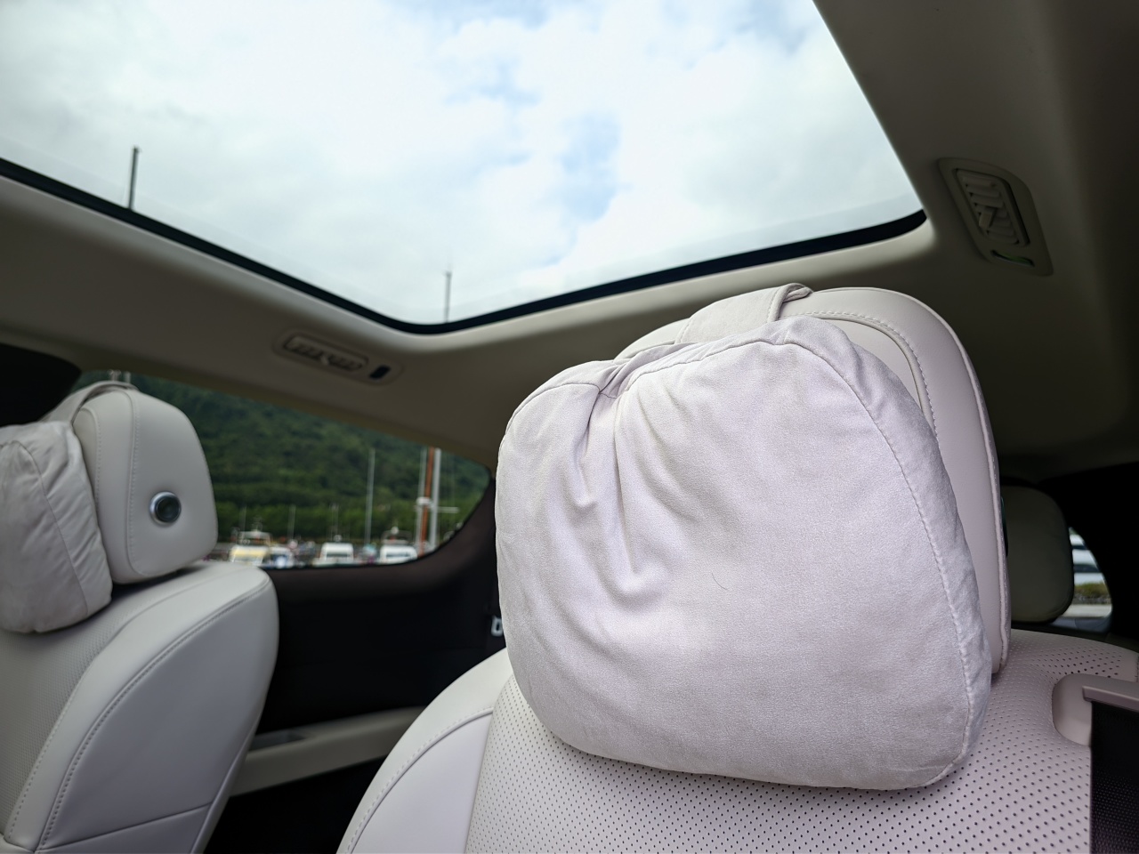 了一个独立的气垫,可以根据驾驶模式,驾驶的时间长度来调整坐垫的软硬