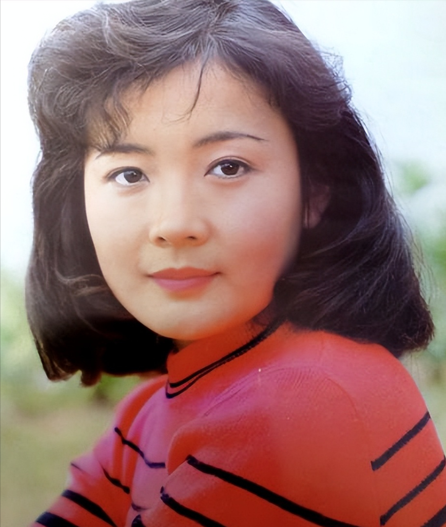 回顾影后娜仁花13岁初入影坛40岁嫁给导演宁才42岁高龄产子