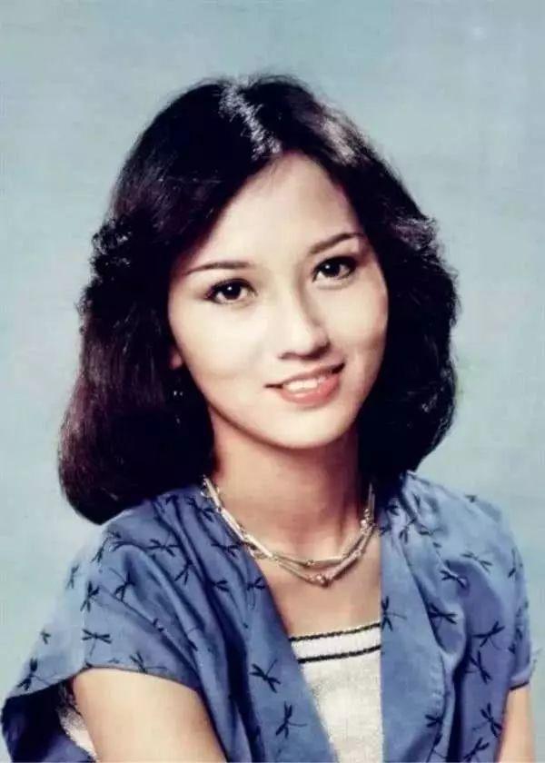 1954年 ,一个漂亮的女婴,出生在香港一个富商家中,取名赵雅芝