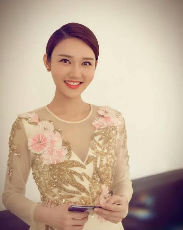 回顾央视财经小姐龙洋热爱家乡湖南33岁仍单身未婚