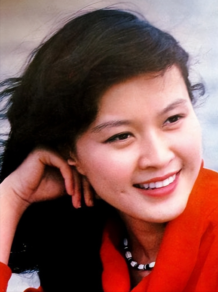 回顾方舒捧红屠洪刚后独自抚养两个女儿20年女儿成其骄傲