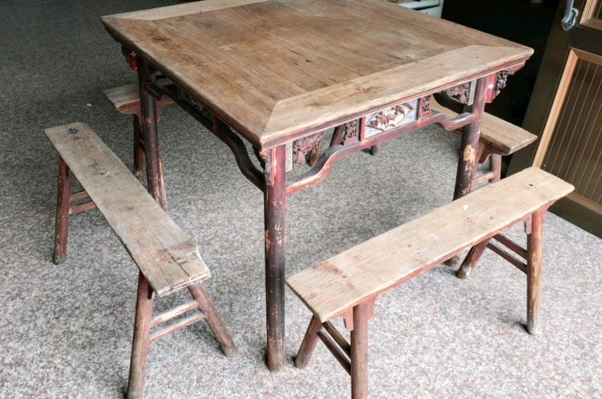 回农村老家过年,我坚持把一张旧桌子留下来,在回到乡下的老宅庆祝春节