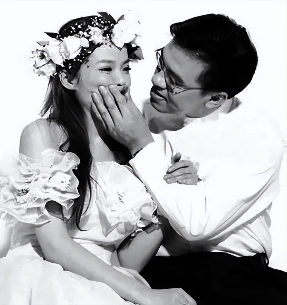 回顾央视主持朱迅嫁大8岁王志伺候瘫痪公公如今被丈夫宠成宝