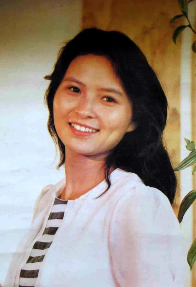 回顾一级演员李羚拒绝富二代嫁初恋婚后住10平米车库她幸福吗