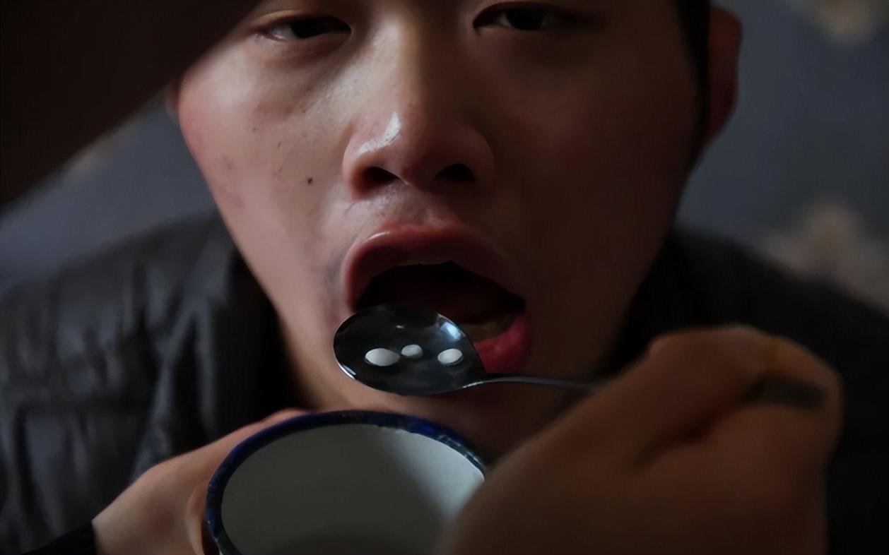 学校距离王倩的家有好几公里远,王倩每天五点就要起床,披星戴月去翻山