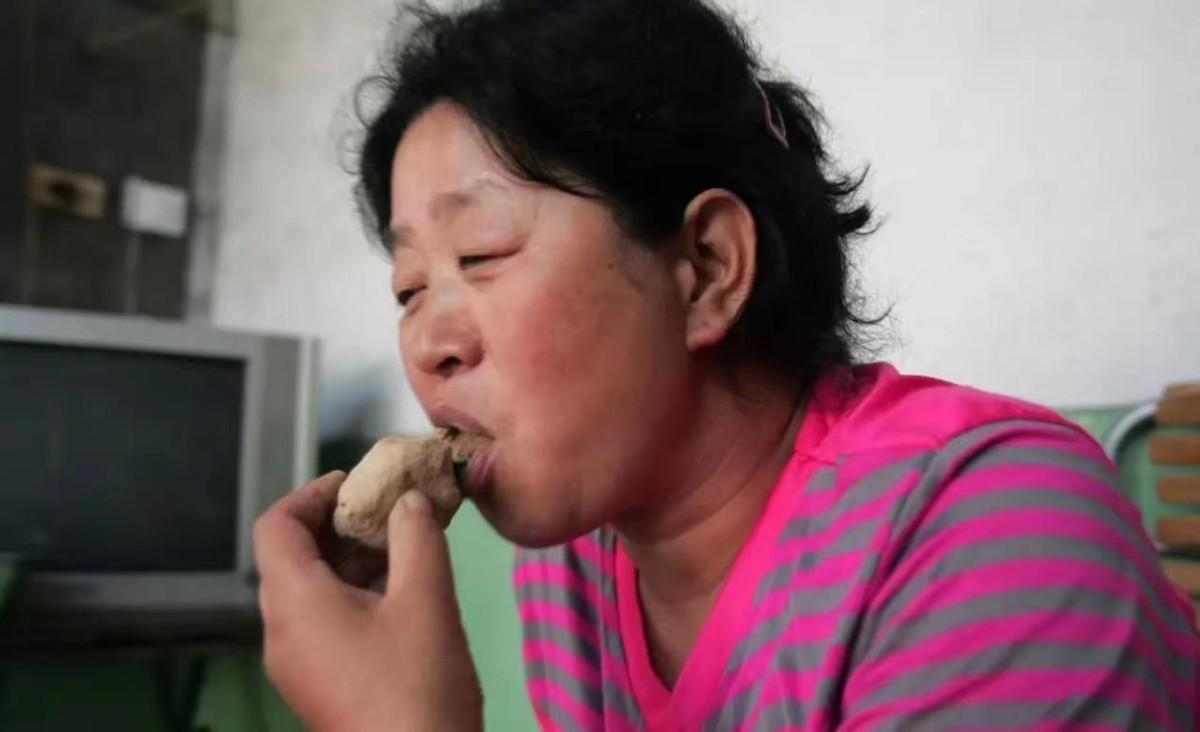 回顾妇女吃土当零食54年后家里买了两辆汽车时不时回娘家收土