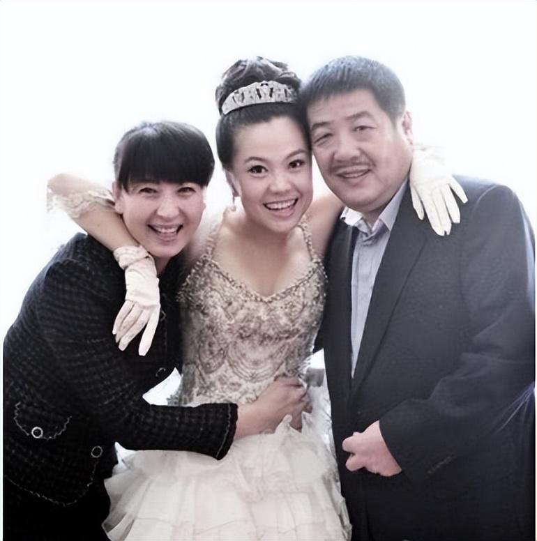 回顾闫学晶30万出场费惹争议二婚45岁高龄生女儿子成她骄傲