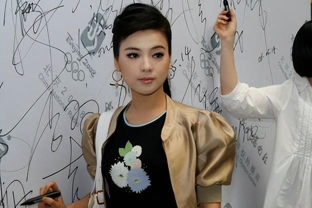 民歌天后陈思思嫁给歌唱家婚后生一女今46岁气质依旧动人