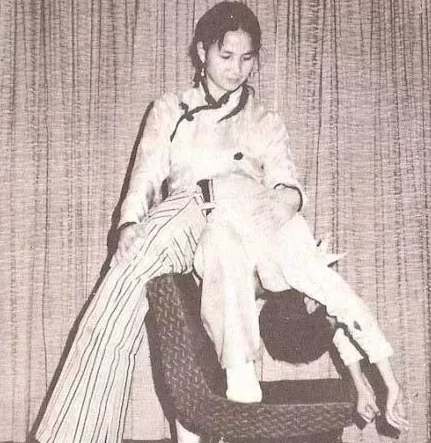 回顾惠英红3岁乞讨22岁成名40岁患抑郁症60岁依旧单身