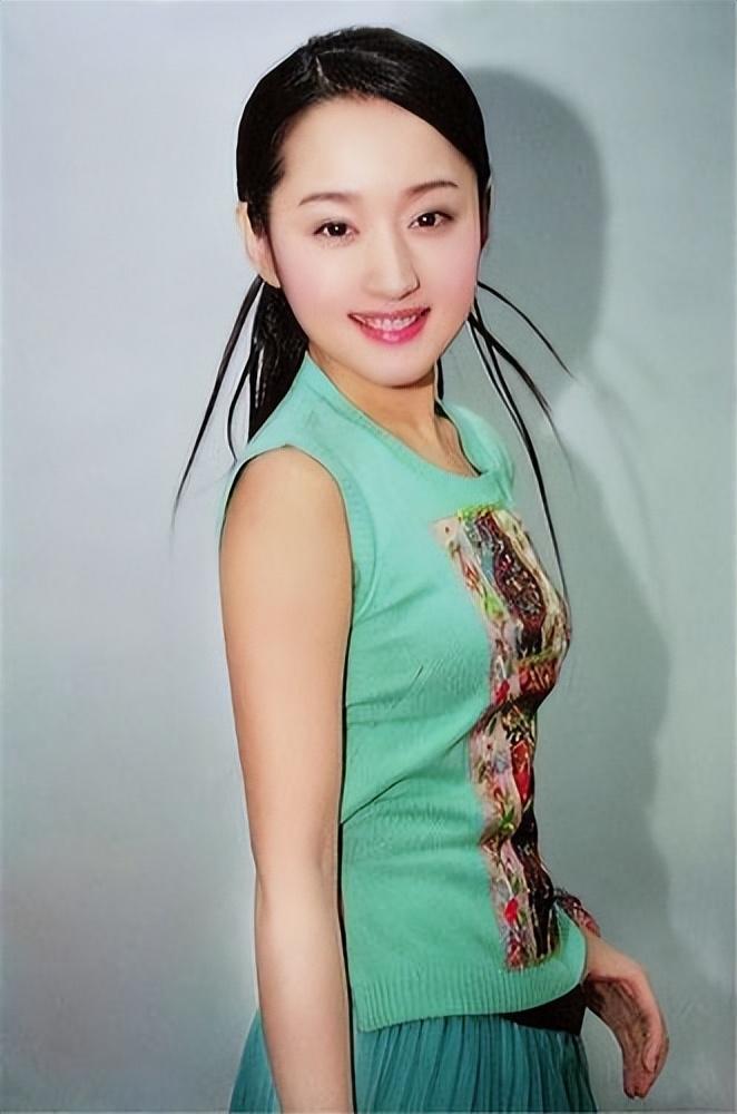 杨钰莹的童年非常坎坷,可以说她的童年是影响她爱情观最大的一个因素.