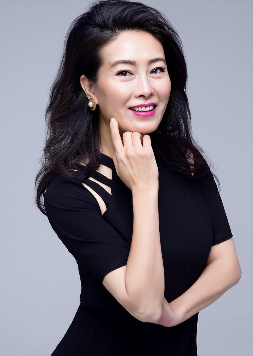 贾妮并不满足于只是在心里默默地向往艺术,她迫切地渴望着走上舞台