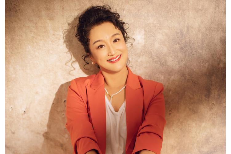 回顾杨昆千万别墅被拍卖退休金仅2000多60岁无儿女为夫还债