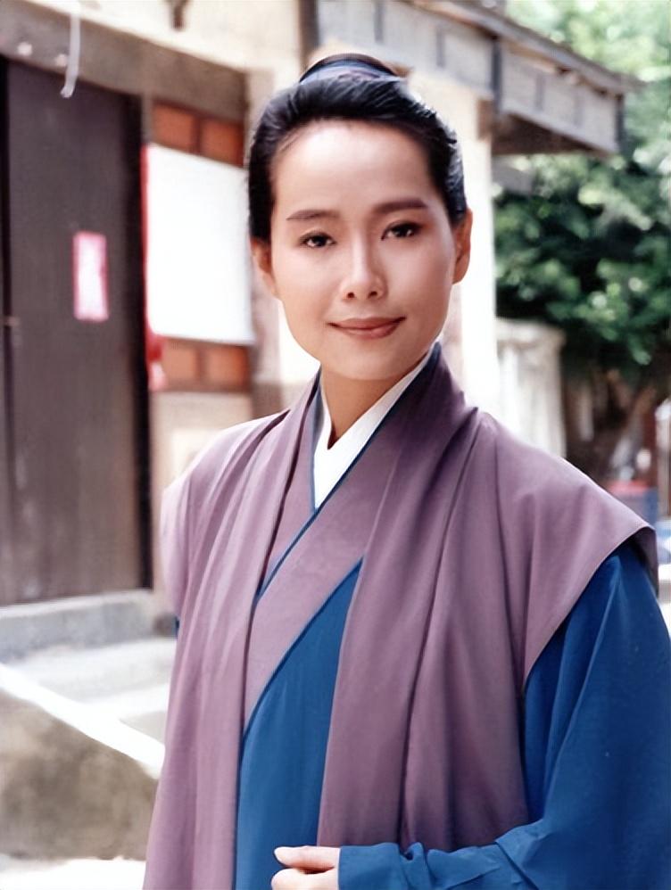 回顾叶童嫁大9岁富豪目睹丈夫梅开四度不离婚她真的幸福吗