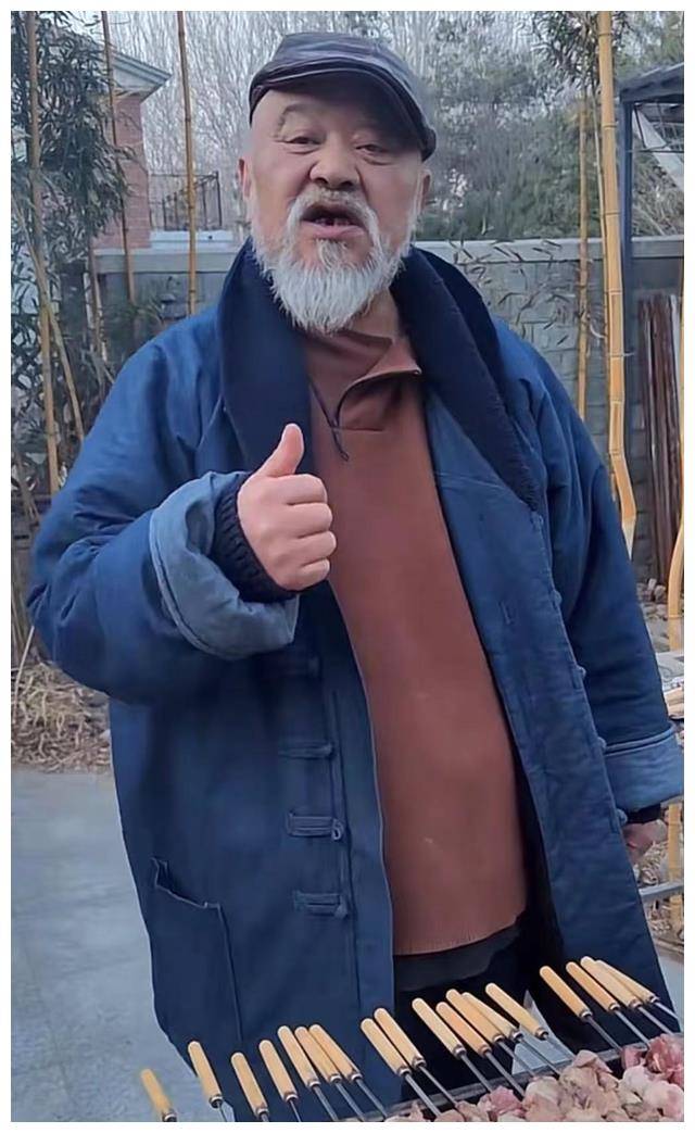 回顾一级演员李琦闻酒知度数退休生活丰富自称烧烤50元一串