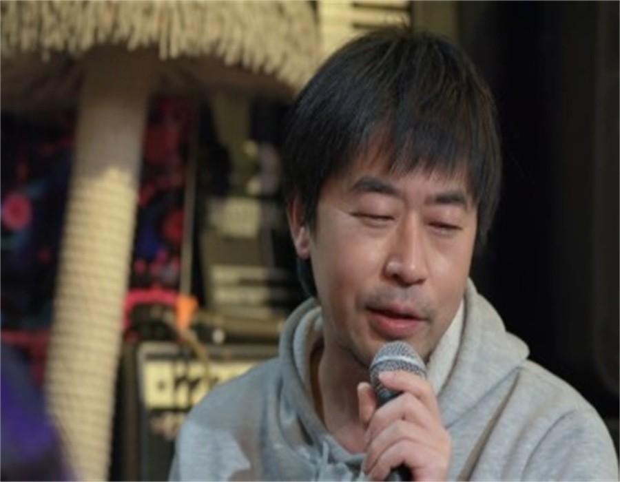 但复兴门的地下通道里,卖力吹拉弹唱的歌手有不少,所以大家唱歌需要