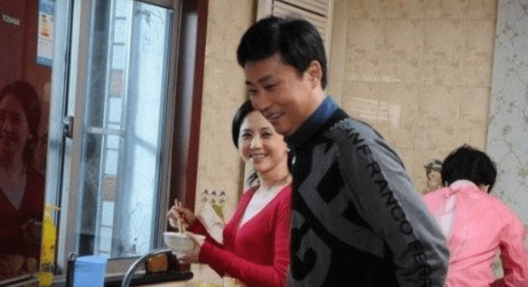 回顾耿为华被女粉丝倒追两年离婚后独自抚养女儿52岁仍然单身