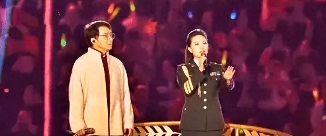 回顾她是第一位博士级歌唱家13次登春晚丈夫身价不菲也是博士