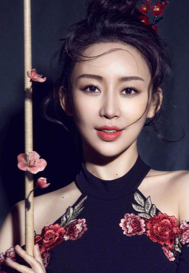 回顾九球天后潘晓婷41岁身价8亿仍未婚她到底在追求什么