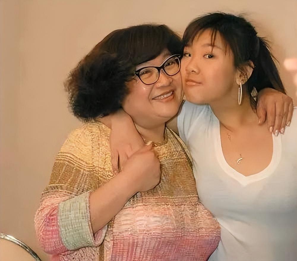 回顾沈殿霞女儿郑欣宜母亲去世父亲再婚继母用爱为我撑起一个家