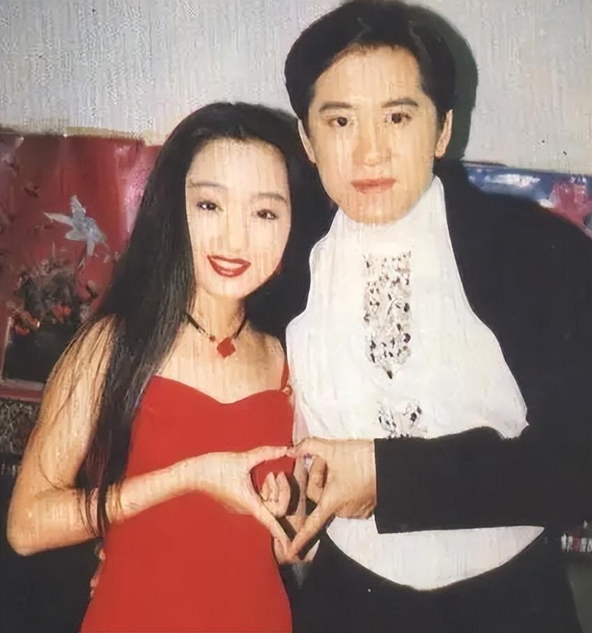 回顾杨钰莹与赖文峰分手25年他出狱后另娶佳人她51岁依旧单身