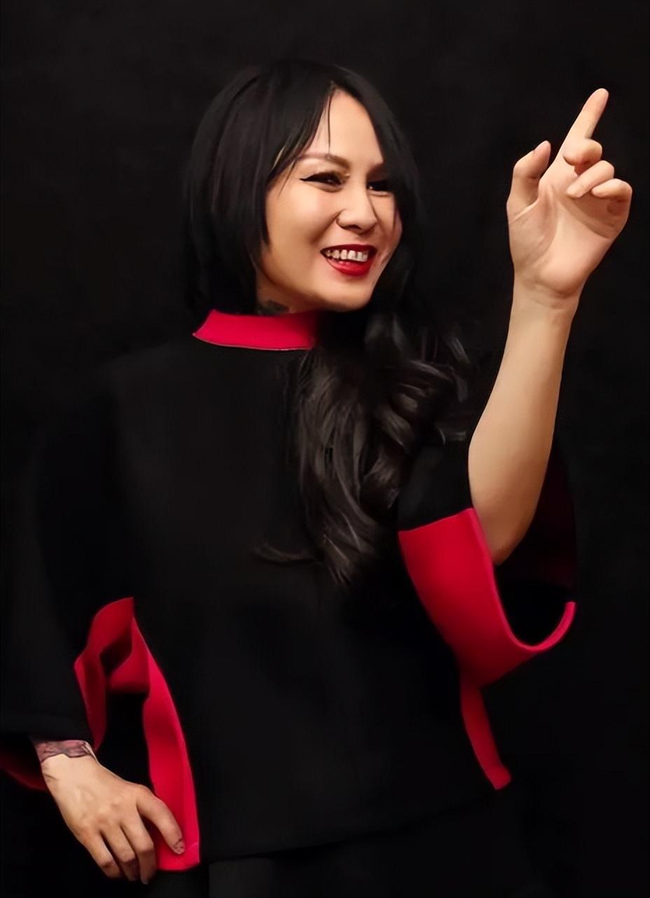 堕落与觉醒:罗琦的人生之旅