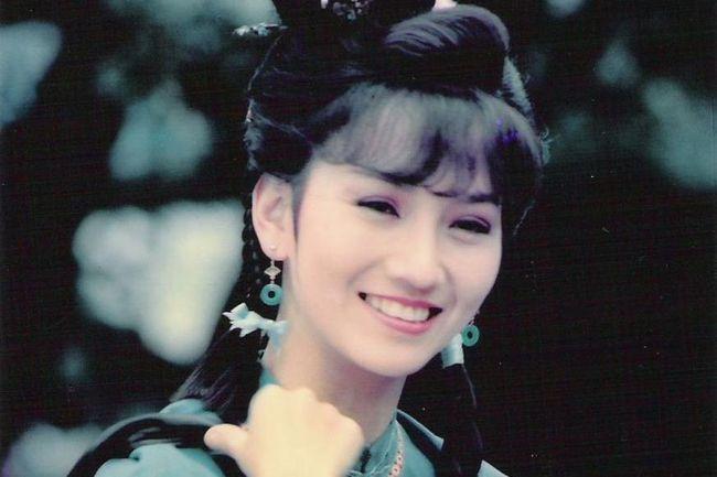 甚至一些电影圈的导演也慕名而来,想要找赵雅芝拍戏,那个时候长相俊俏