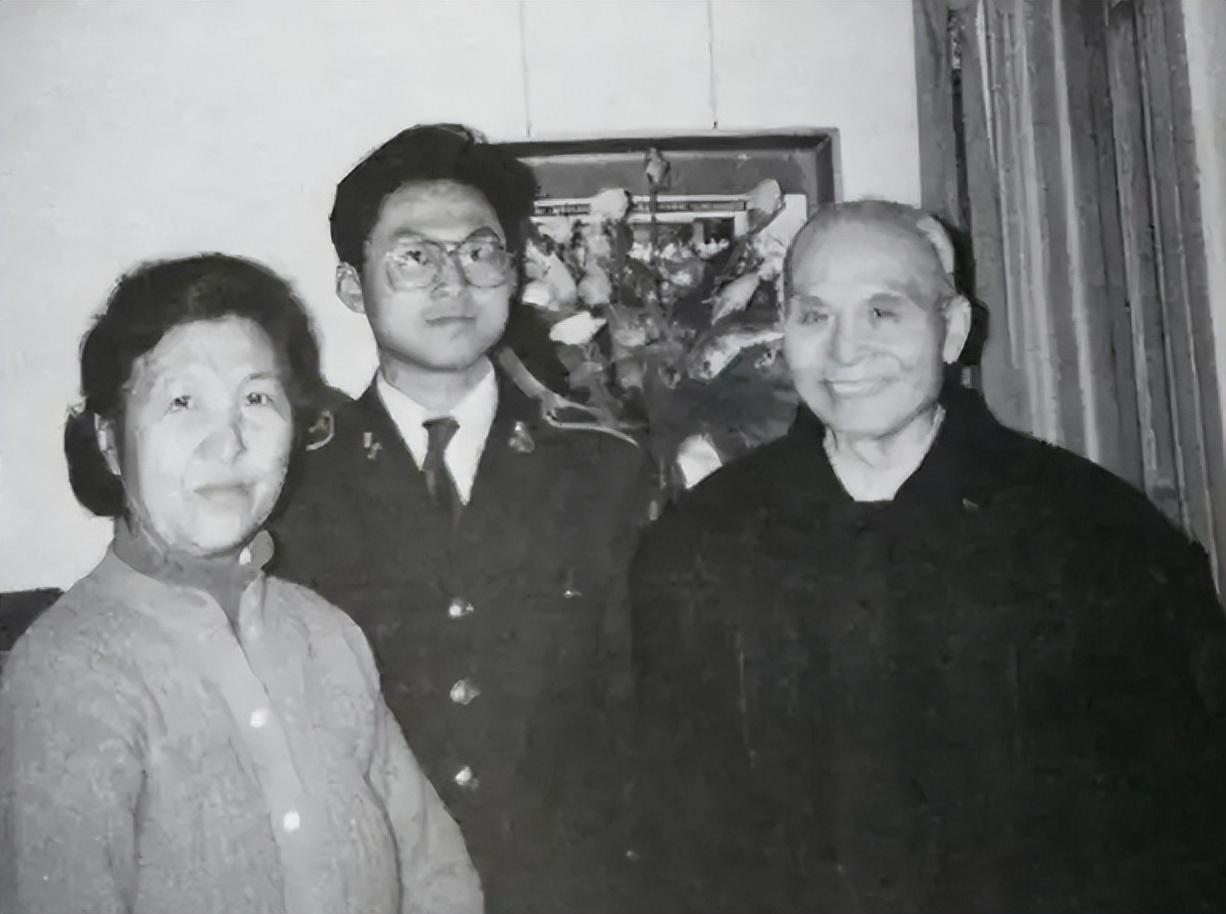 黄济人的父亲叫做黄剑夫,不仅是国民党第16军少将副军长兼109师师长