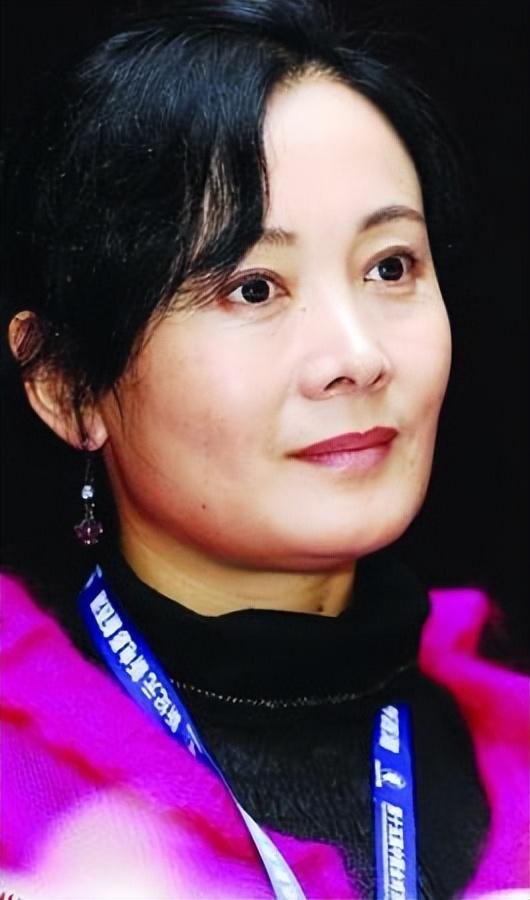 回顾影后娜仁花13岁初入影坛40岁嫁给导演宁才42岁高龄产子