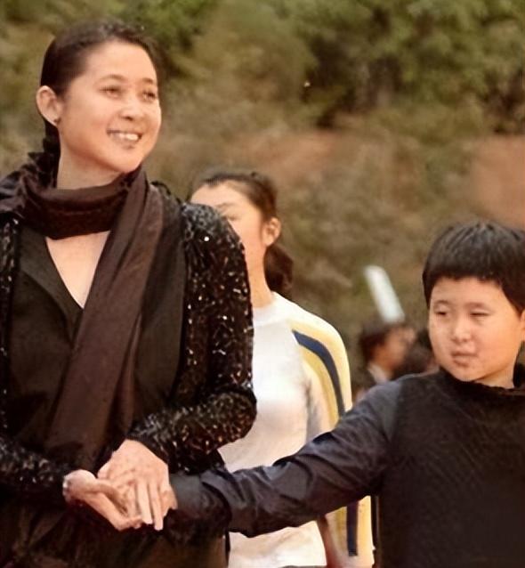 回顾倪萍和陈凯歌分手他娶娇妻生活圆满她再婚带着伤痛做母亲