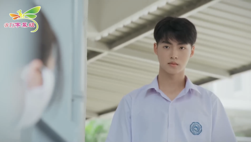 中学时期,他无意间看见liu一个人缩在角落,手里捧着香水书籍.