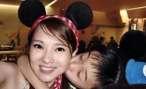 出身贫寒被嫌弃遇人不淑闹离婚乌龙伊能静靠女装大佬儿子赢了