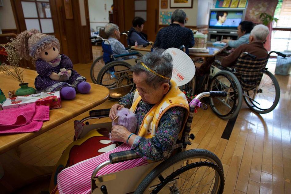 养老院里的潜规则吃绝户和翻床率揭开老人的真相