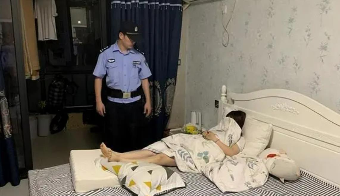 回顾:男子爬下床找烟,却发现床下藏了一个人,民警掀开床板被吓坏