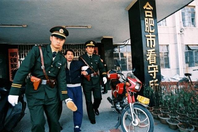 1964年,法子英出生于江西九江的一个普通家庭.
