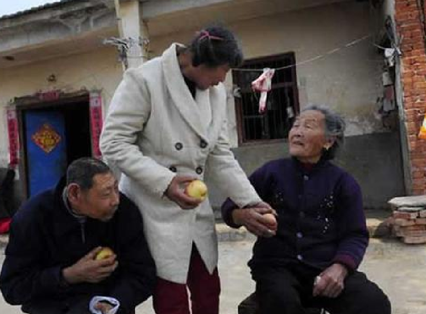 纪实陈秀英近亲结婚生3个猴娃为照顾他们50年没出村