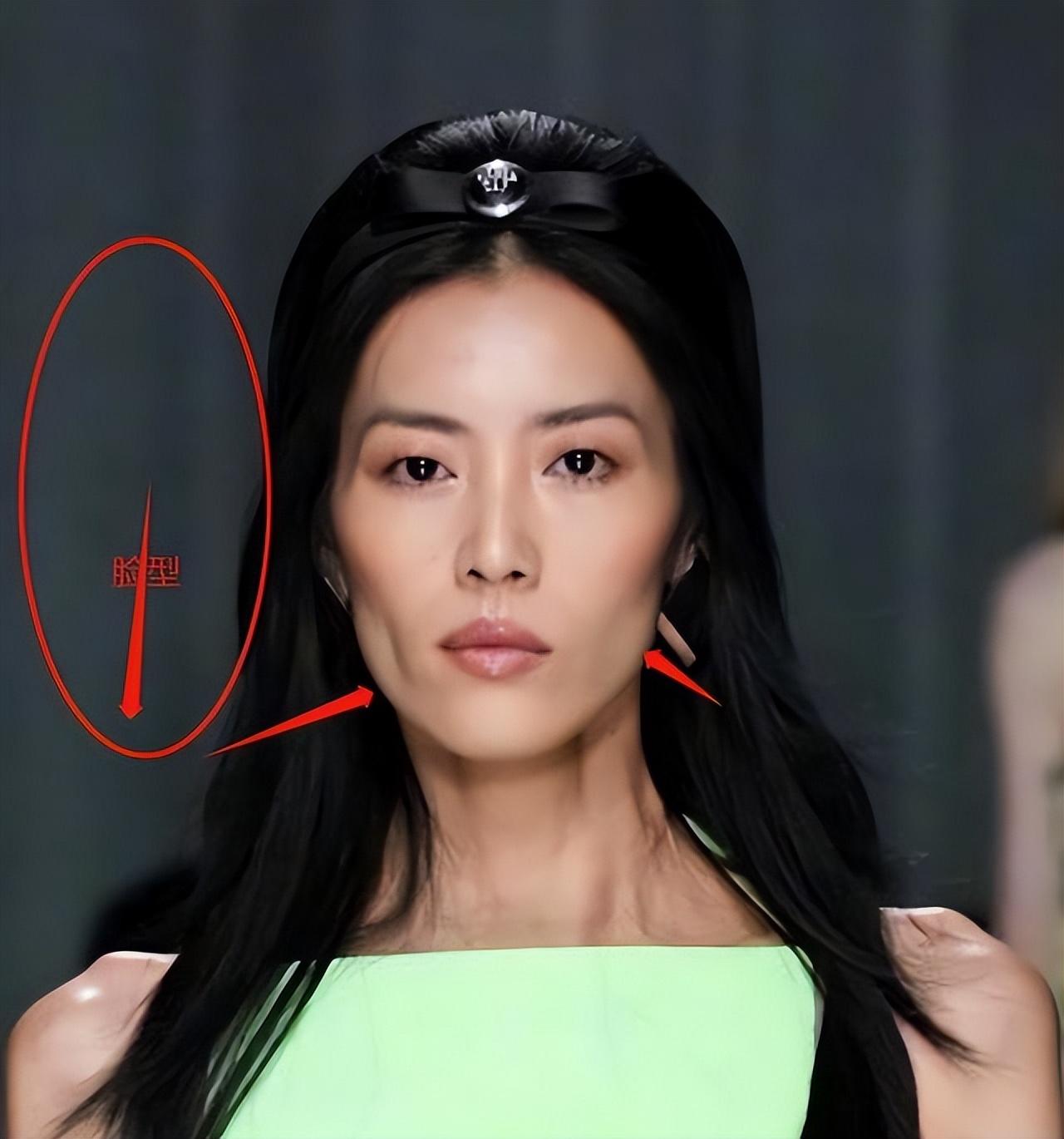 刘雯走秀被嘲脸凹瘦成皮包骨衣服似棕熊同场透视造型更雷人