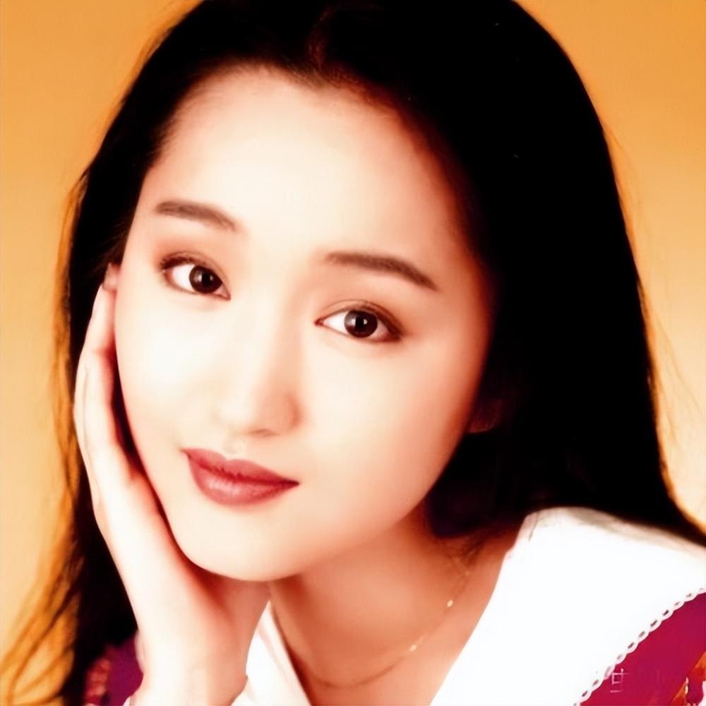 杨钰莹的童年非常坎坷,可以说她的童年是影响她爱情观最大的一个因素.